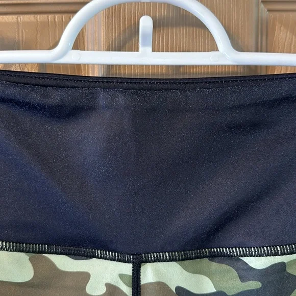 CVG Reversible Camouflage Capri Leggings - Picture 4 of 4